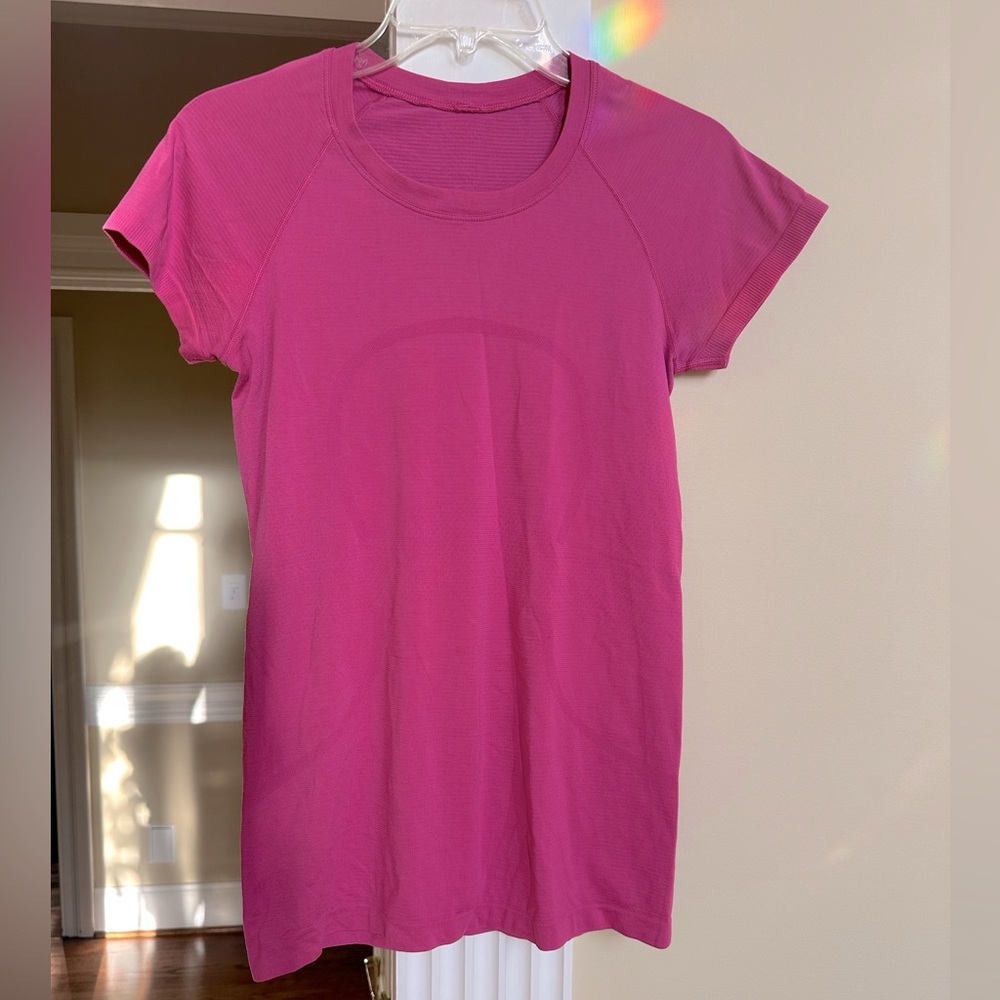 Lululemon women’s Swiftly Tech tee